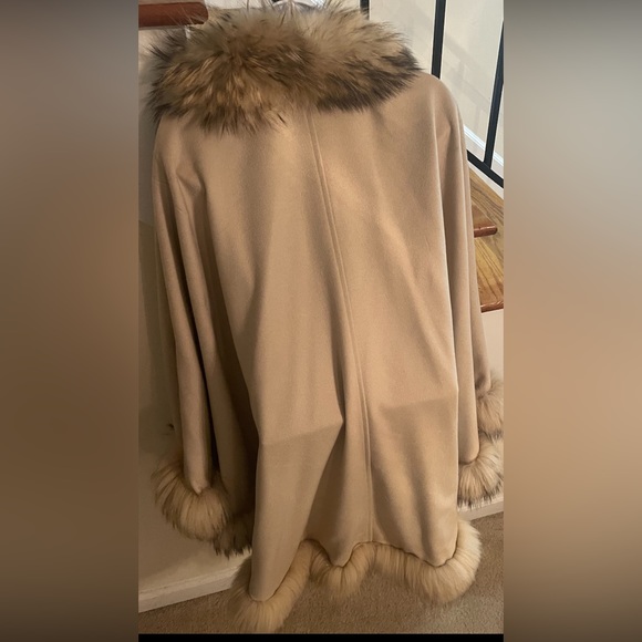 Luxury cream cashmere cape, trimmed in genuine fox fur - Picture 2 of 9